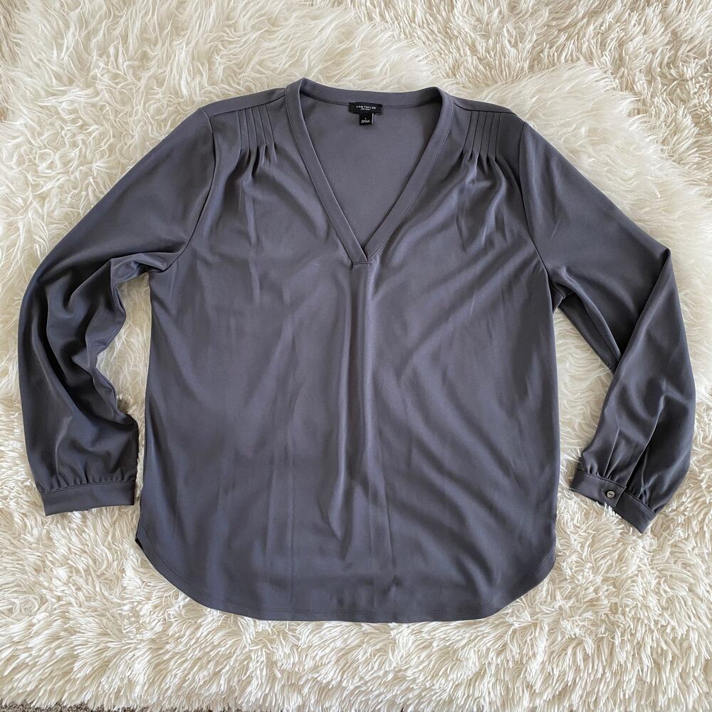 Ann Taylor Factory Pintuck Detail V-Neck Blouse in Gray, size L